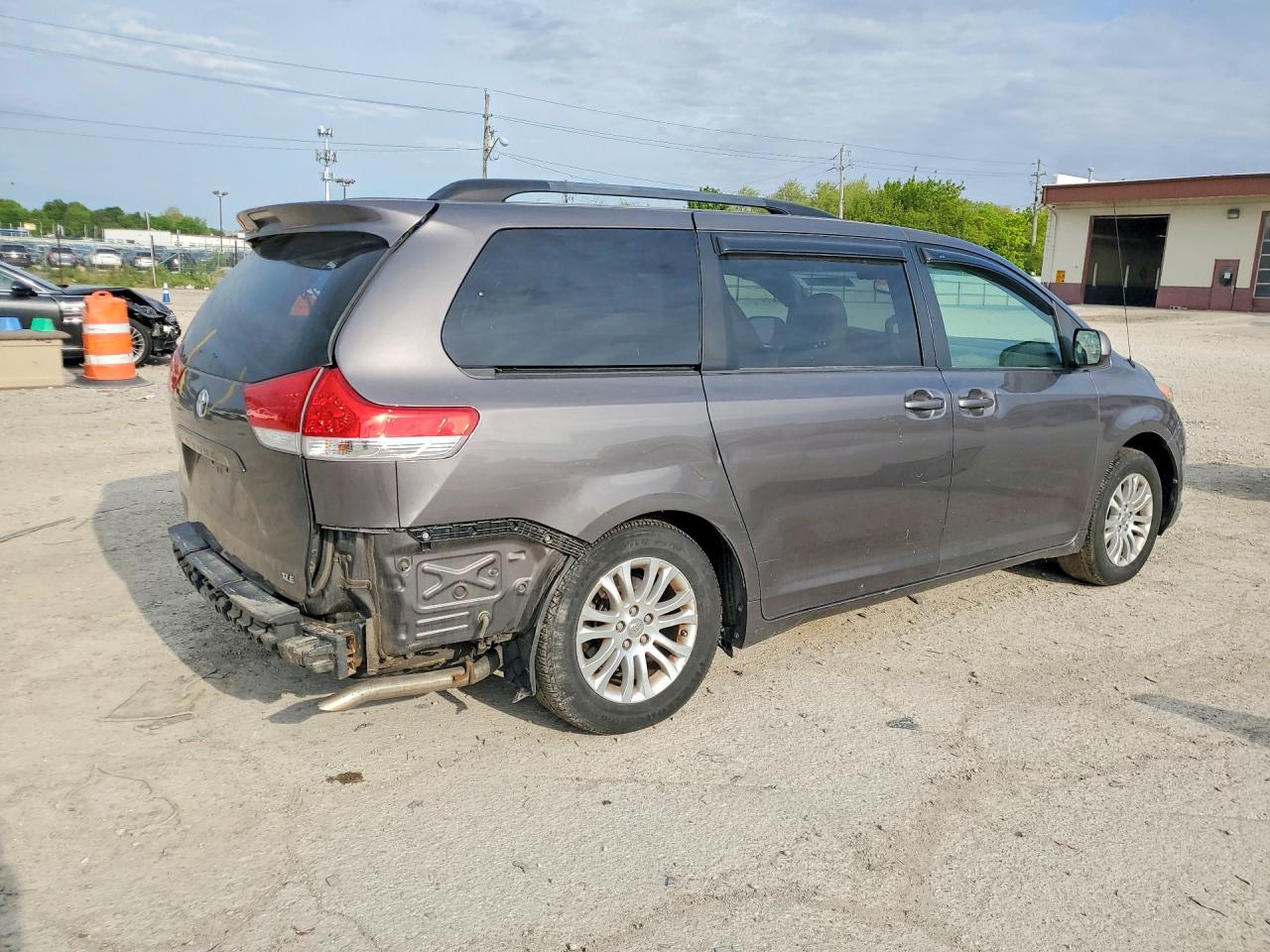 2014 TOYOTA SIENNA XLE 8-PASSENGER photo 5