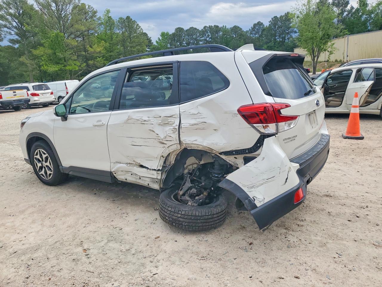 2021 SUBARU FORESTER photo 4