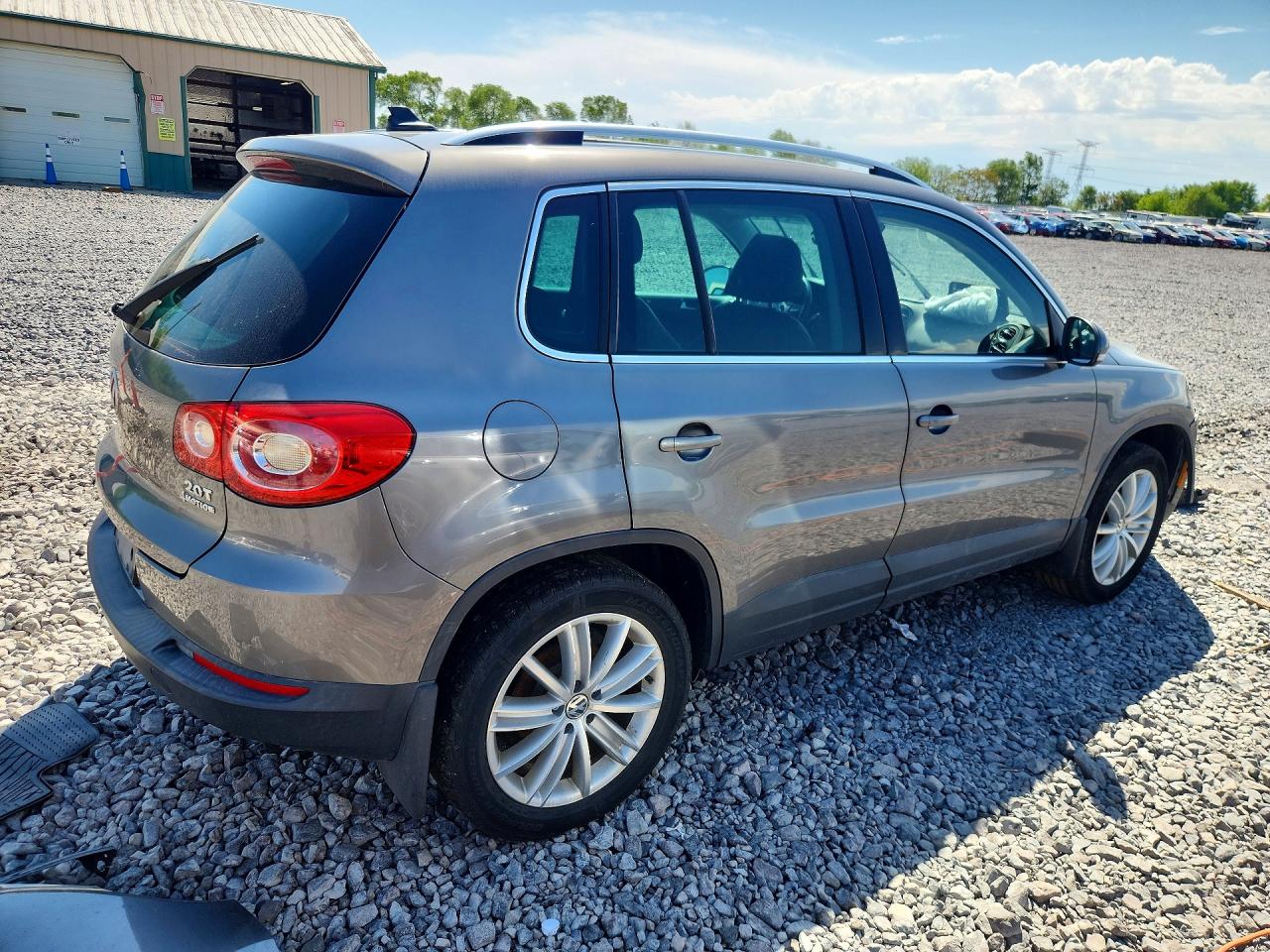 2011 VOLKSWAGEN TIGUAN S photo 5