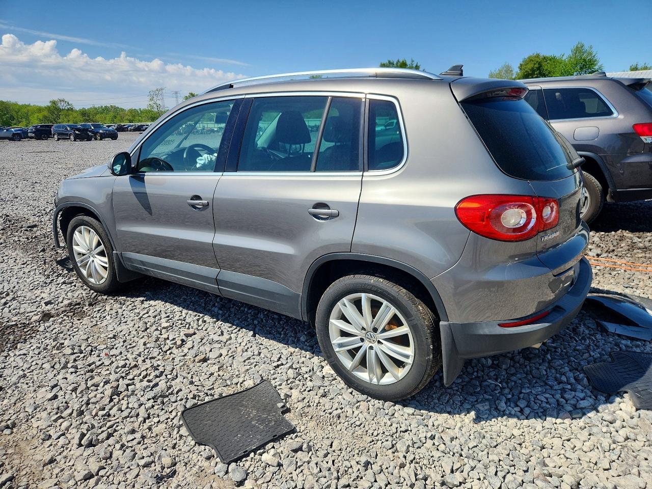 2011 VOLKSWAGEN TIGUAN S photo 3