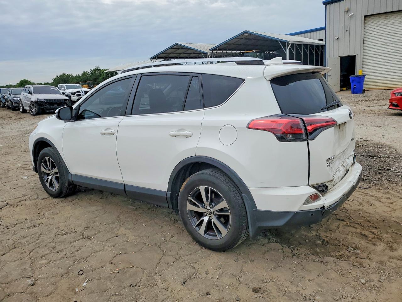 2016 TOYOTA RAV4 XLE photo 3