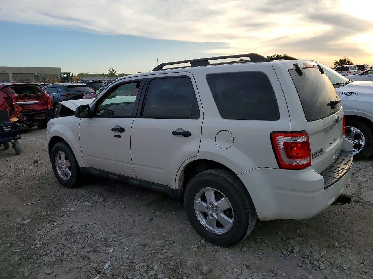 2011 FORD ESCAPE XLT photo 4