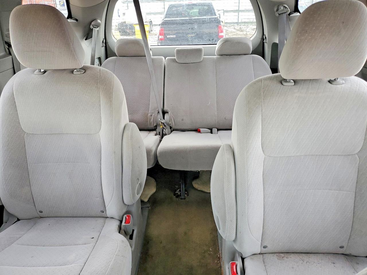 2015 TOYOTA SIENNA LE photo 19