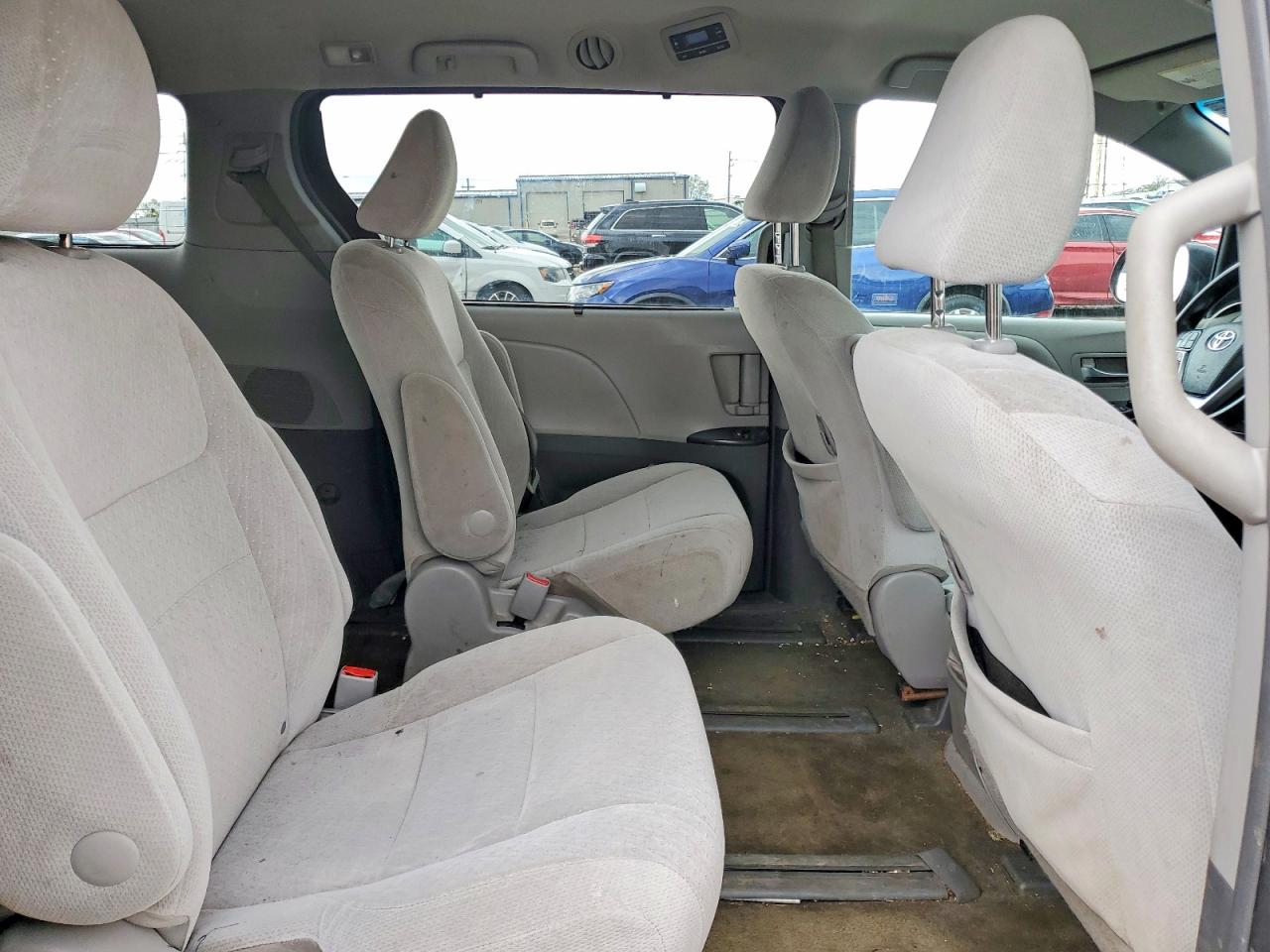 2015 TOYOTA SIENNA LE photo 21