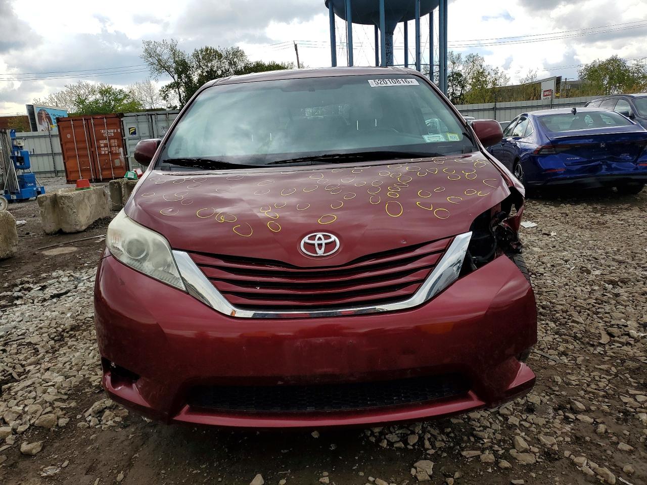 2015 TOYOTA SIENNA LE photo 9