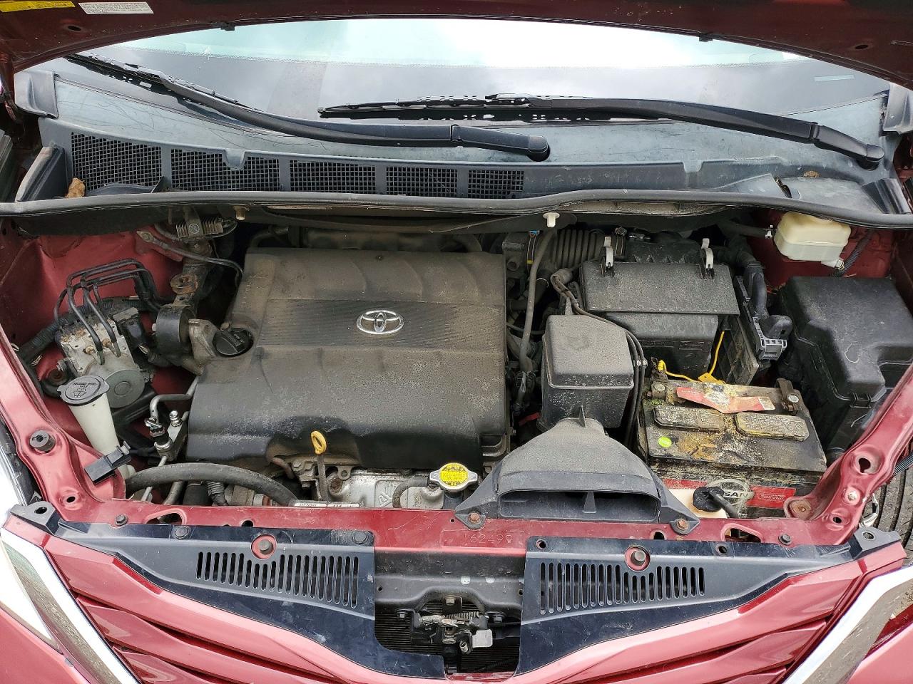2015 TOYOTA SIENNA LE photo 23