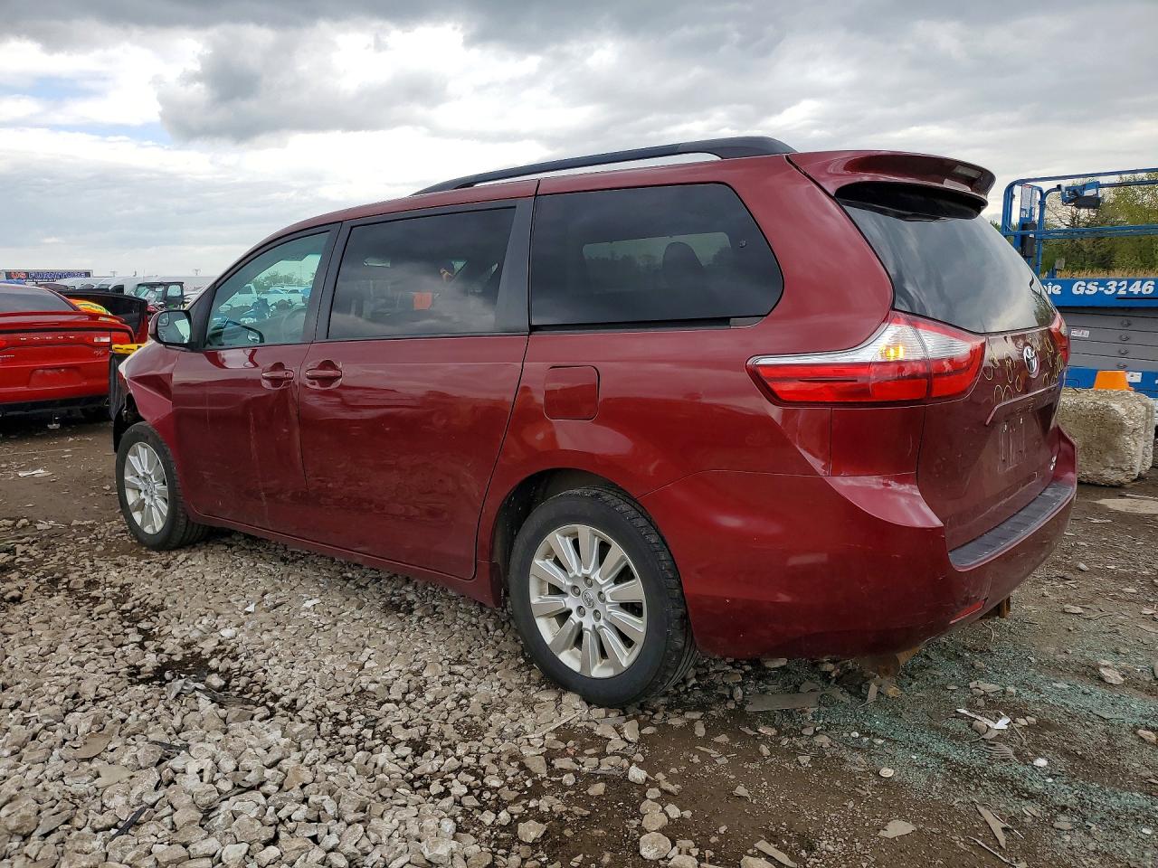2015 TOYOTA SIENNA LE photo 3