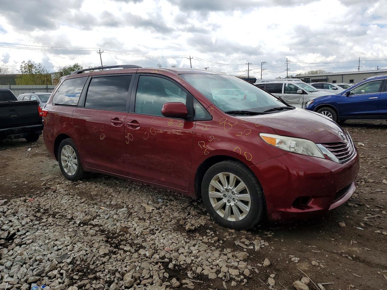 2015 TOYOTA SIENNA LE photo 7