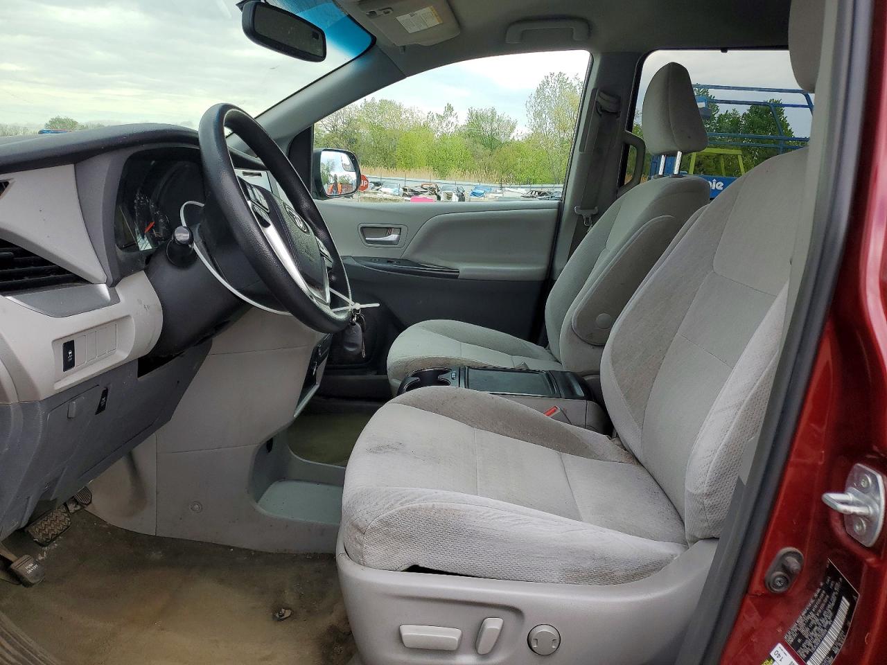 2015 TOYOTA SIENNA LE photo 13