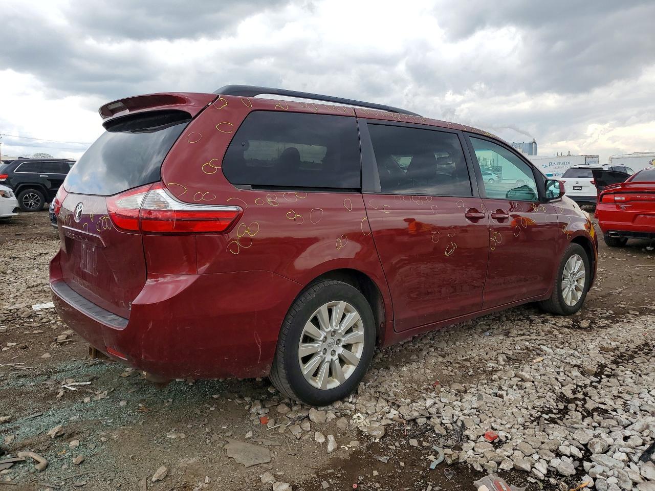 2015 TOYOTA SIENNA LE photo 5