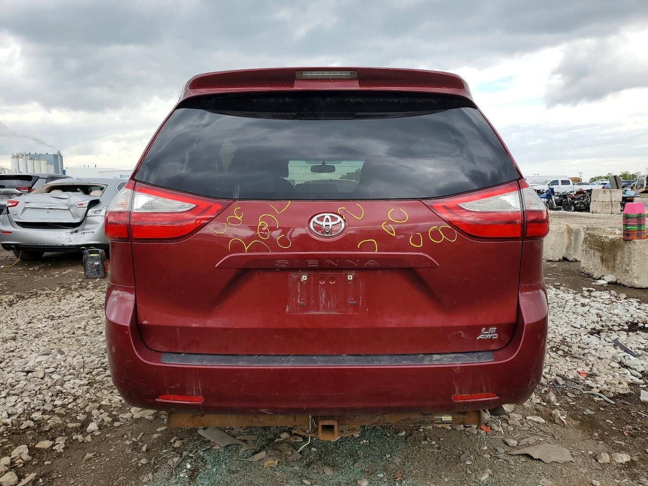 2015 TOYOTA SIENNA LE photo 11