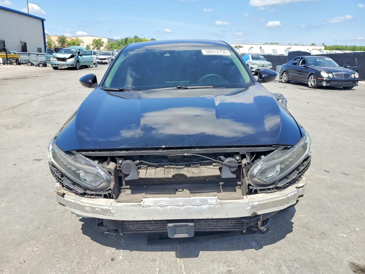 2018 HONDA ACCORD LX photo 17
