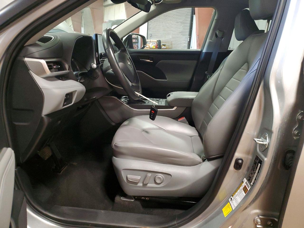 2023 TOYOTA HIGHLANDER XLE photo 19