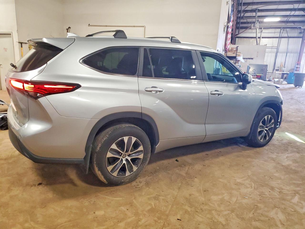 2023 TOYOTA HIGHLANDER XLE photo 7