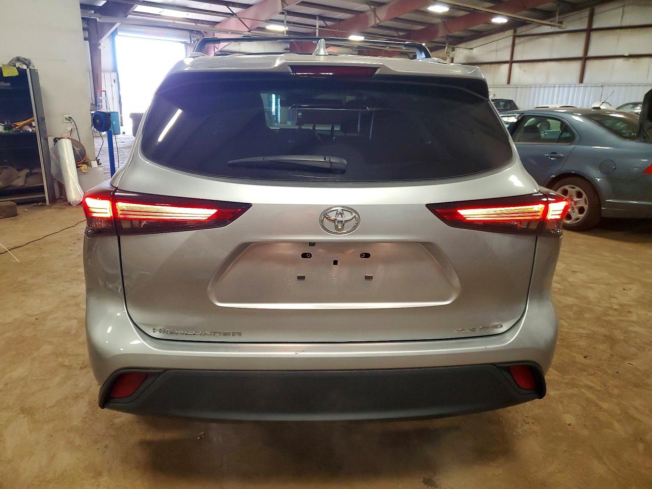 2023 TOYOTA HIGHLANDER XLE photo 16