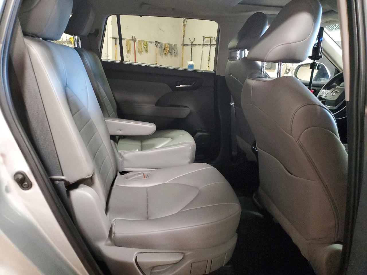 2023 TOYOTA HIGHLANDER XLE photo 31