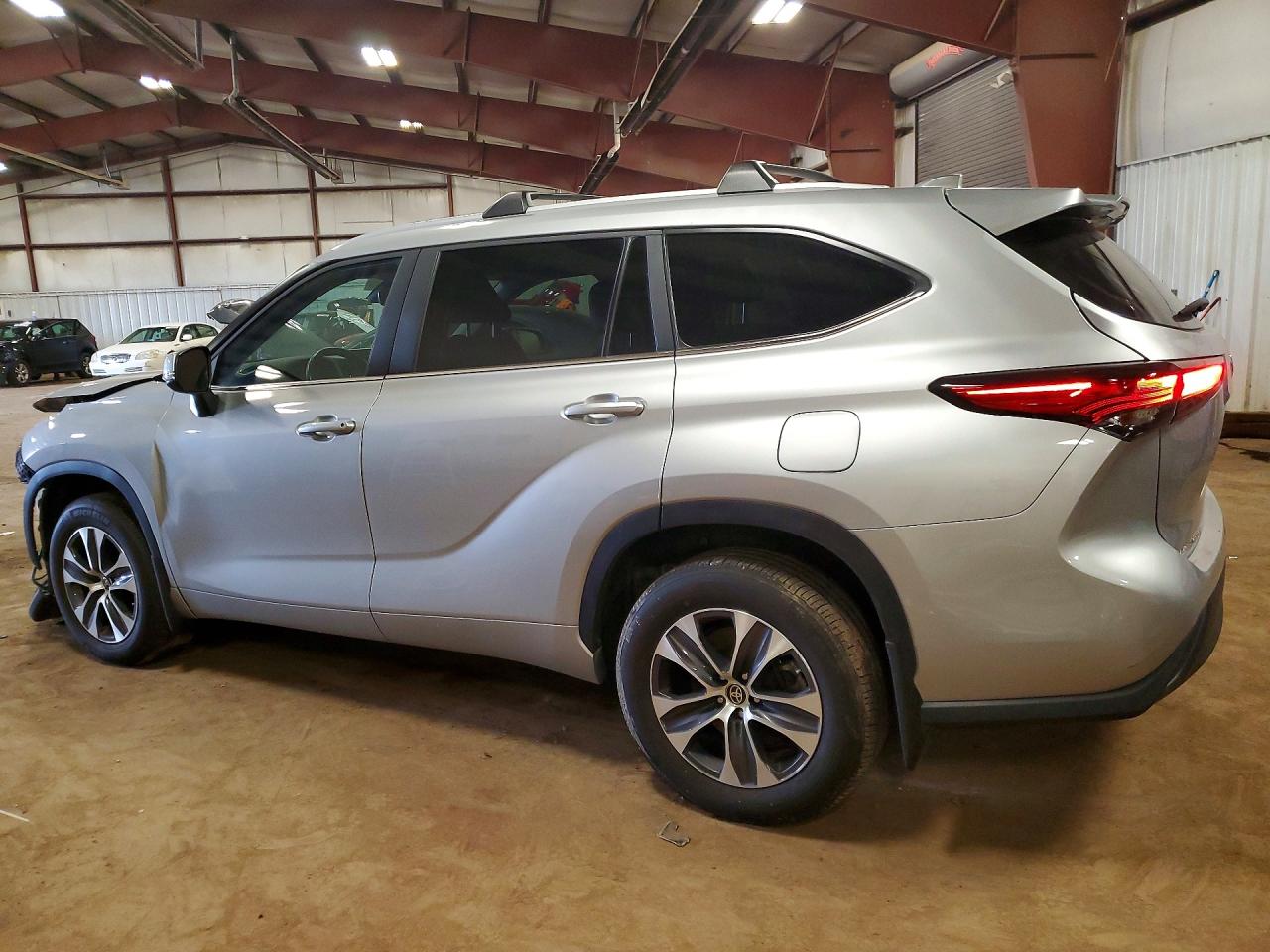 2023 TOYOTA HIGHLANDER XLE photo 4