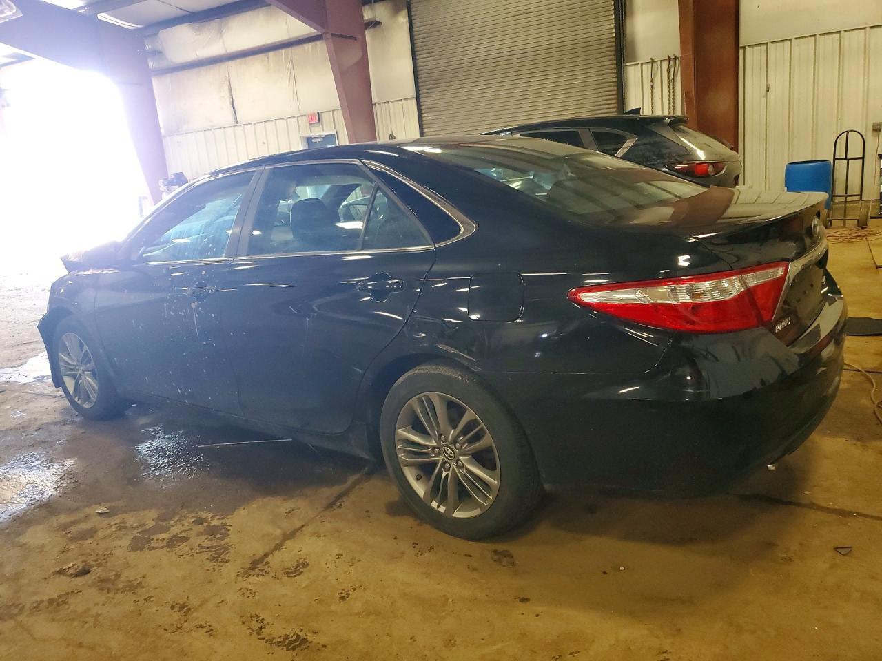 2017 TOYOTA CAMRY SE photo 4