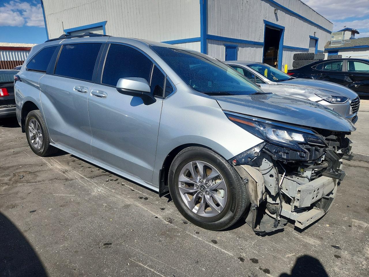 2022 TOYOTA SIENNA LE photo 4