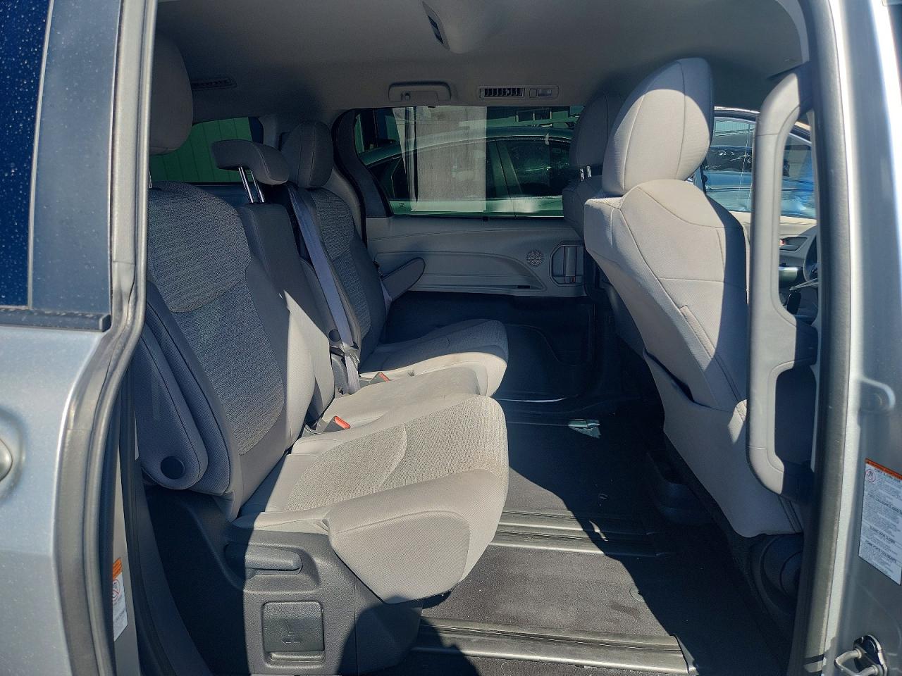 2022 TOYOTA SIENNA LE photo 11