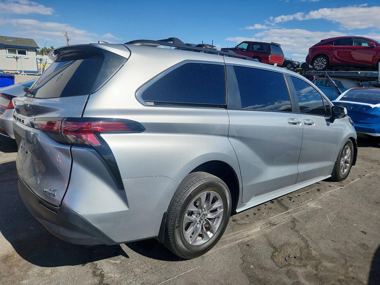 2022 TOYOTA SIENNA LE photo 3