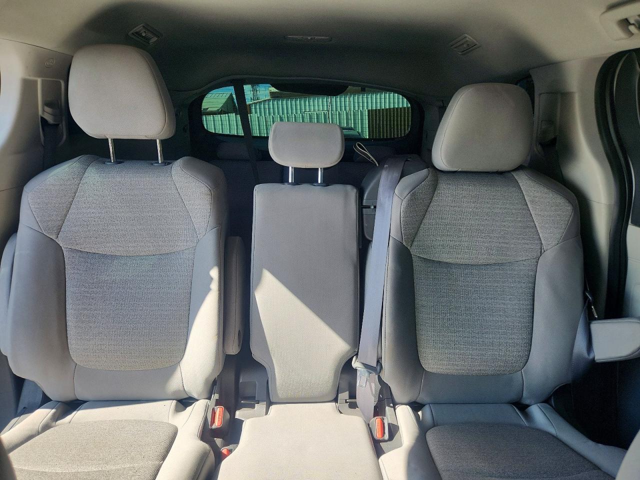 2022 TOYOTA SIENNA LE photo 10