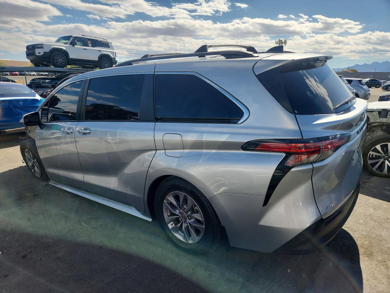 2022 TOYOTA SIENNA LE photo 2