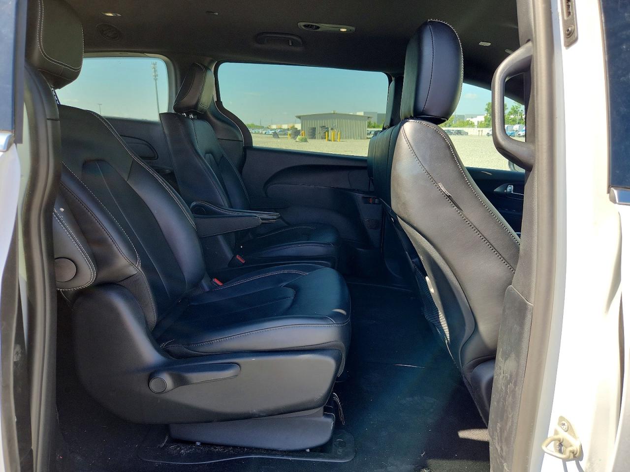 2025 CHRYSLER PACIFICA HYBRID SELECT photo 11