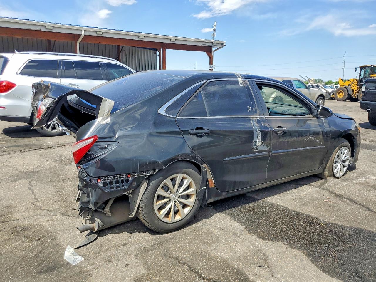 2015 TOYOTA CAMRY LE photo 3
