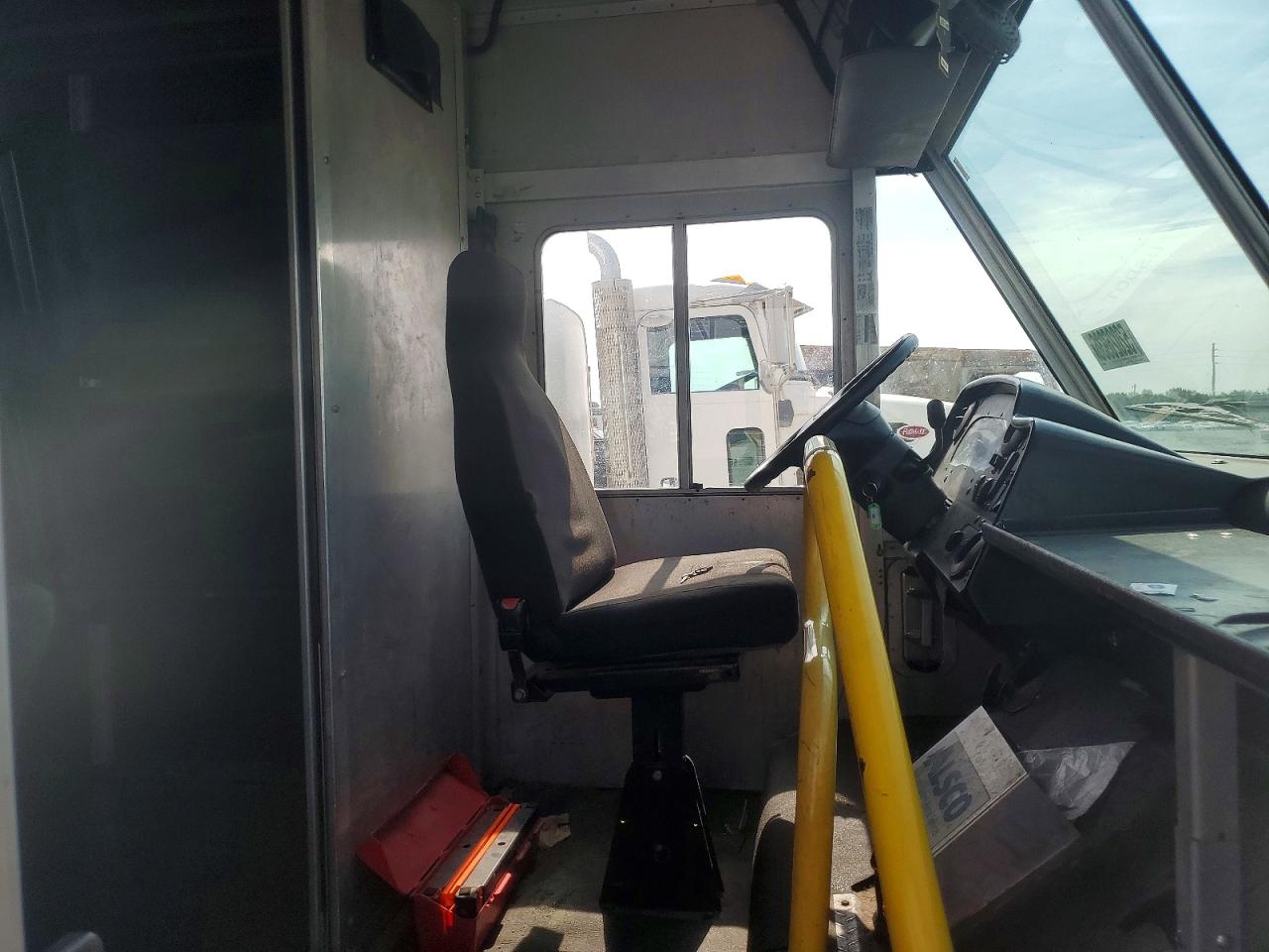 2015 FORD F59 DELIVERY TRUCK photo 11