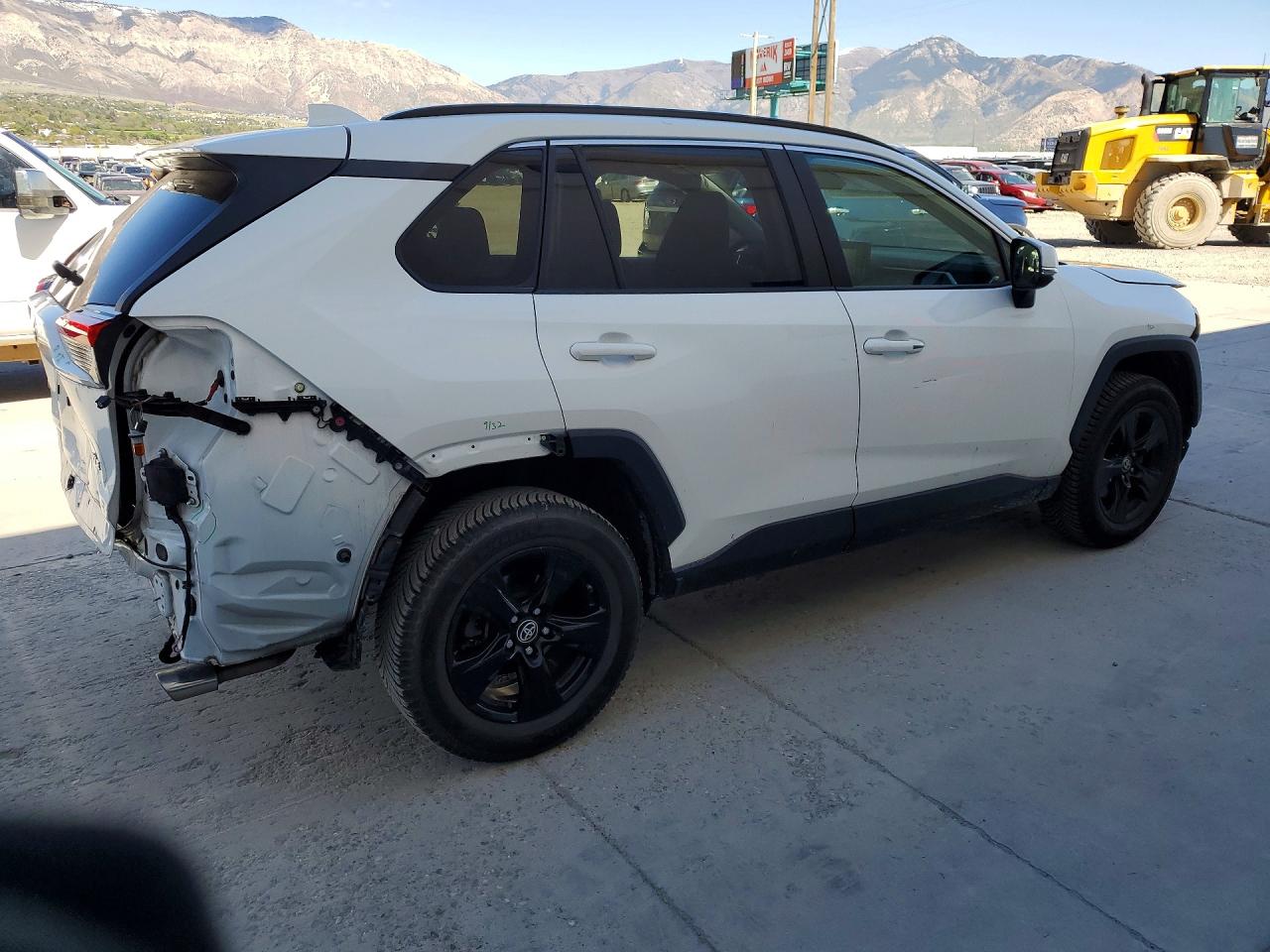 2019 TOYOTA RAV4 XLE photo 5