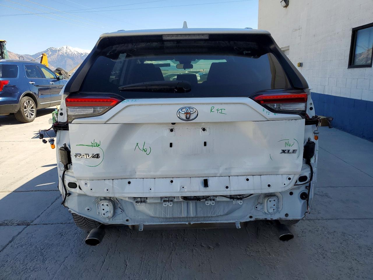 2019 TOYOTA RAV4 XLE photo 11