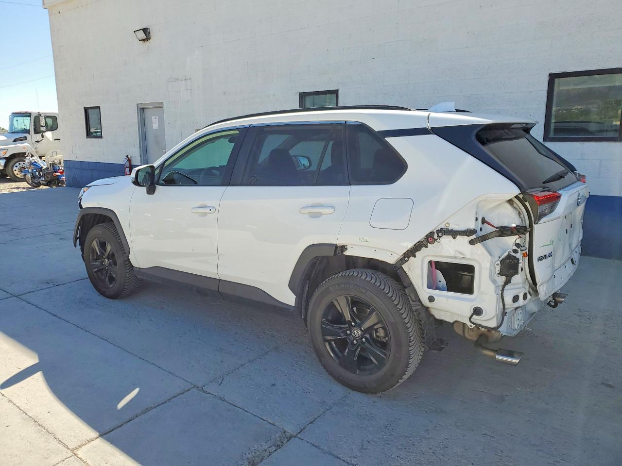 2019 TOYOTA RAV4 XLE photo 3