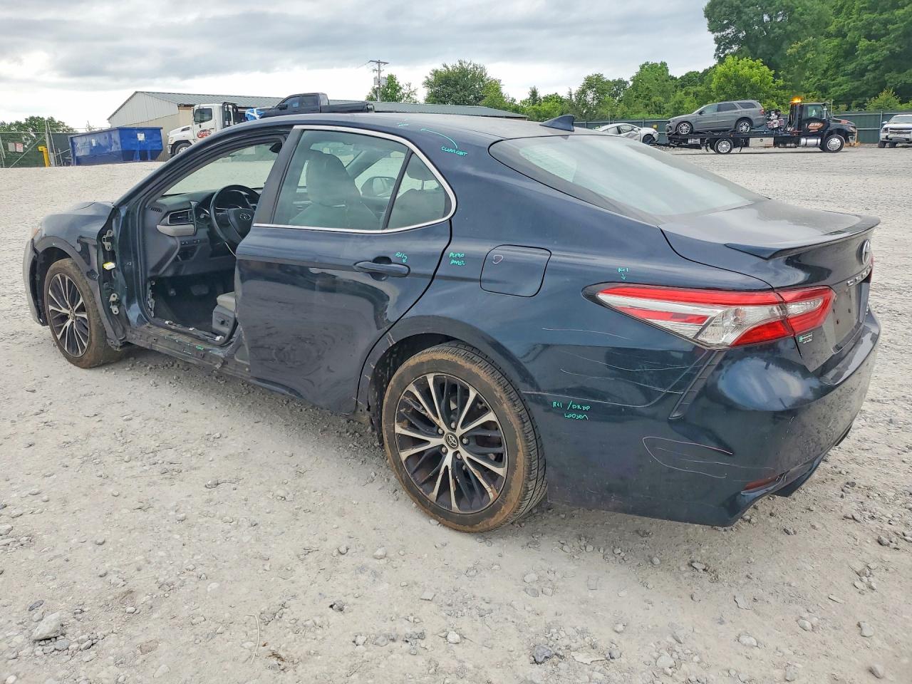 2019 TOYOTA CAMRY SE photo 4