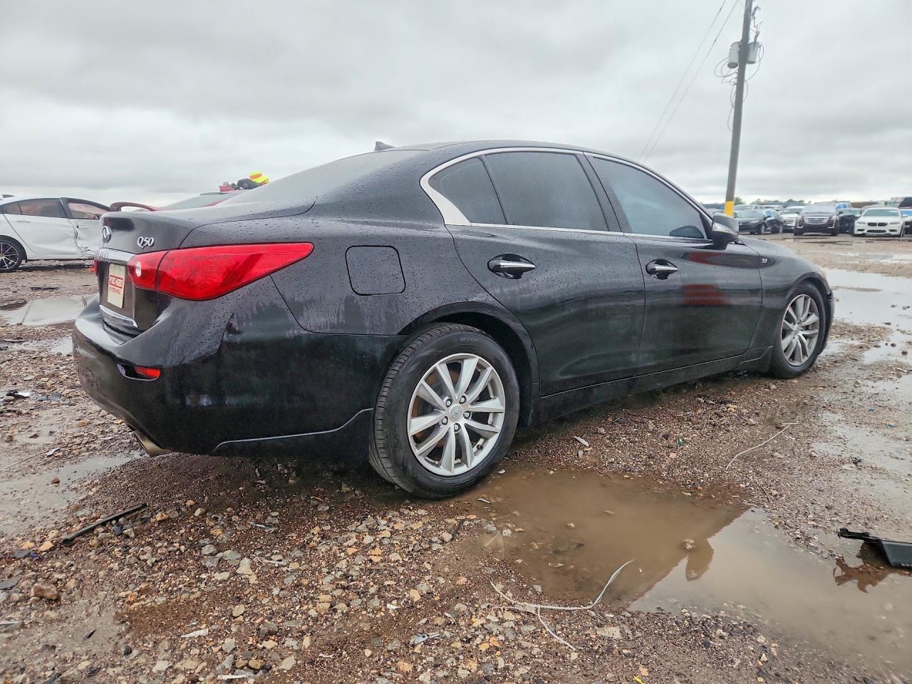 2015 INFINITI Q50 photo 3