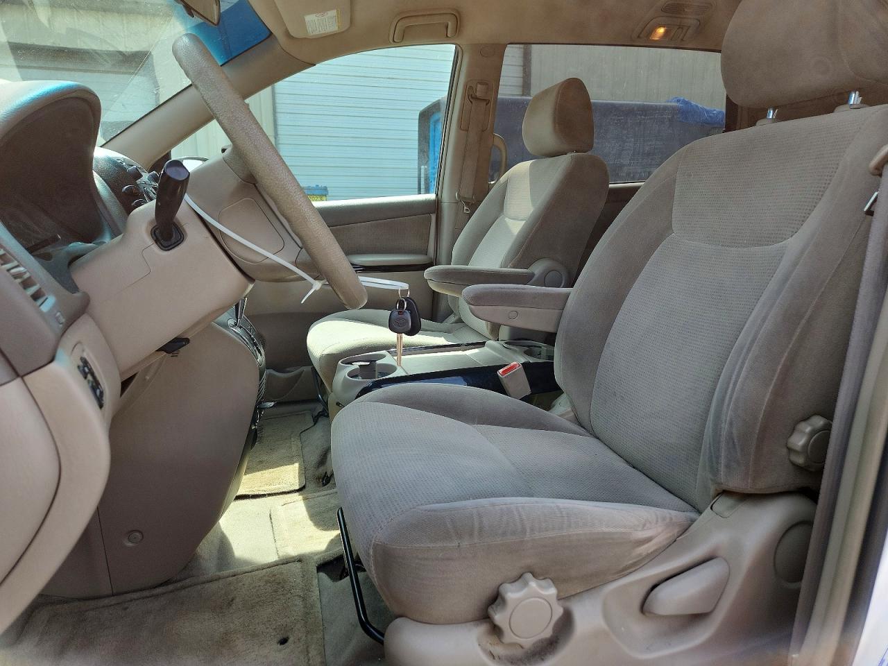 2004 TOYOTA SIENNA LE 8 PASSENGER photo 13
