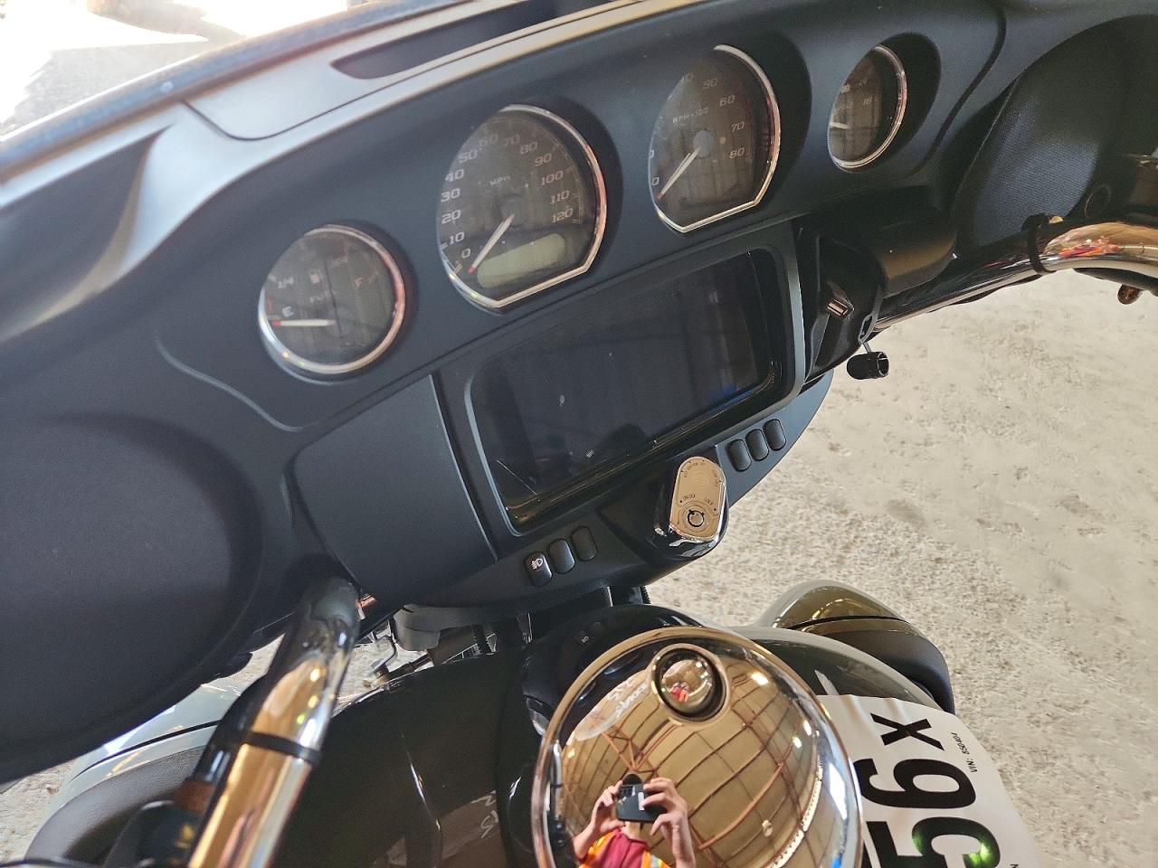 2021 HARLEY-DAVIDSON FLHTCUTG photo 13