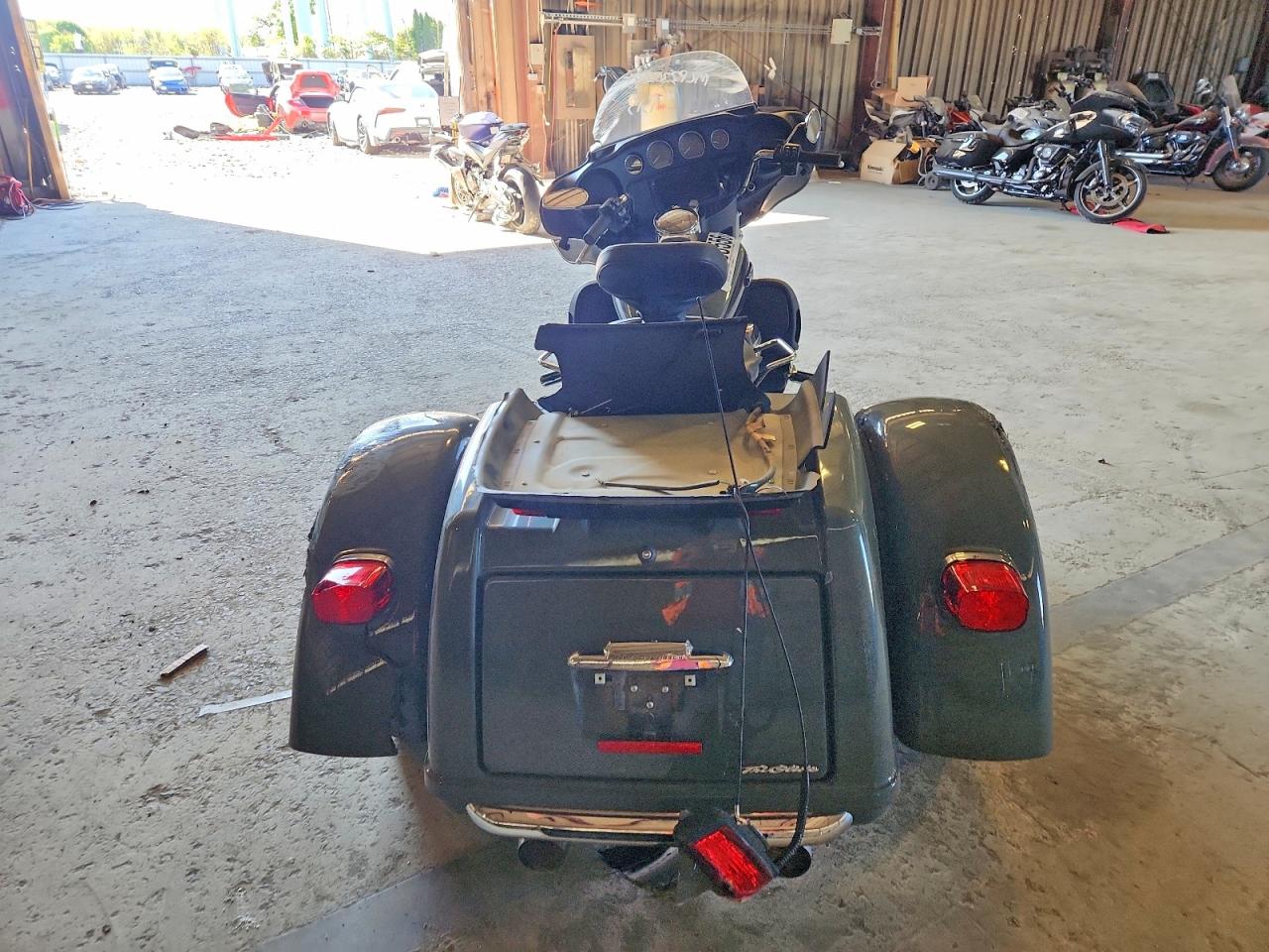 2021 HARLEY-DAVIDSON FLHTCUTG photo 11