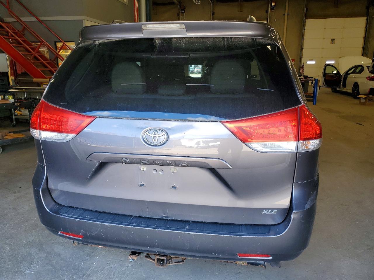 2013 TOYOTA SIENNA XLE 8-PASSENGER photo 11