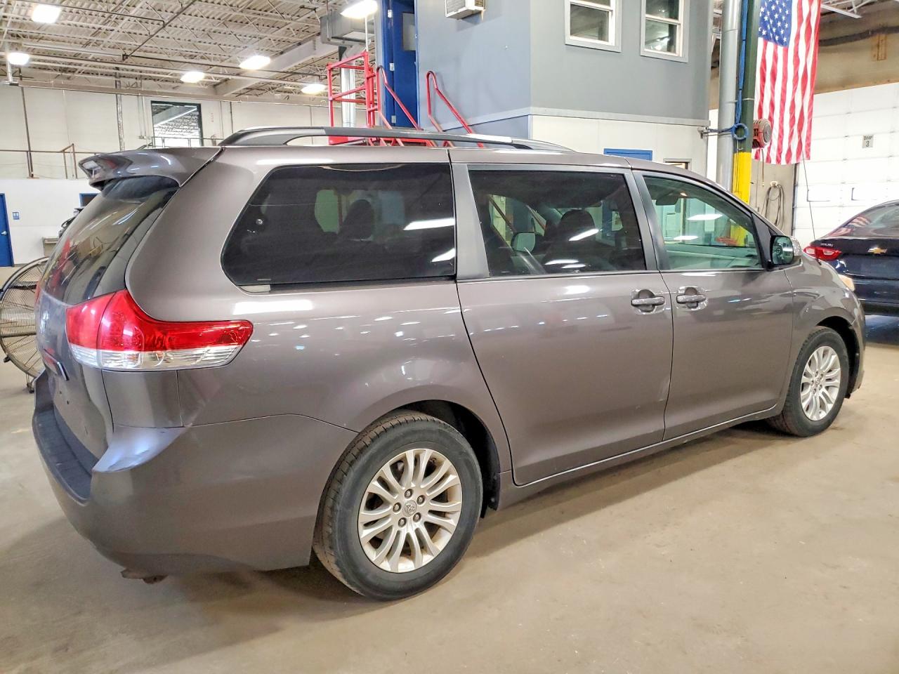 2013 TOYOTA SIENNA XLE 8-PASSENGER photo 5