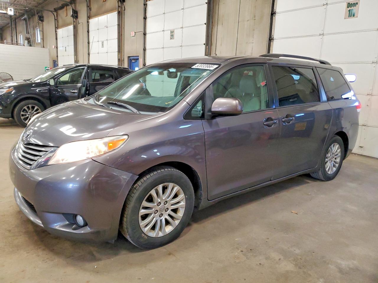 2013 TOYOTA SIENNA