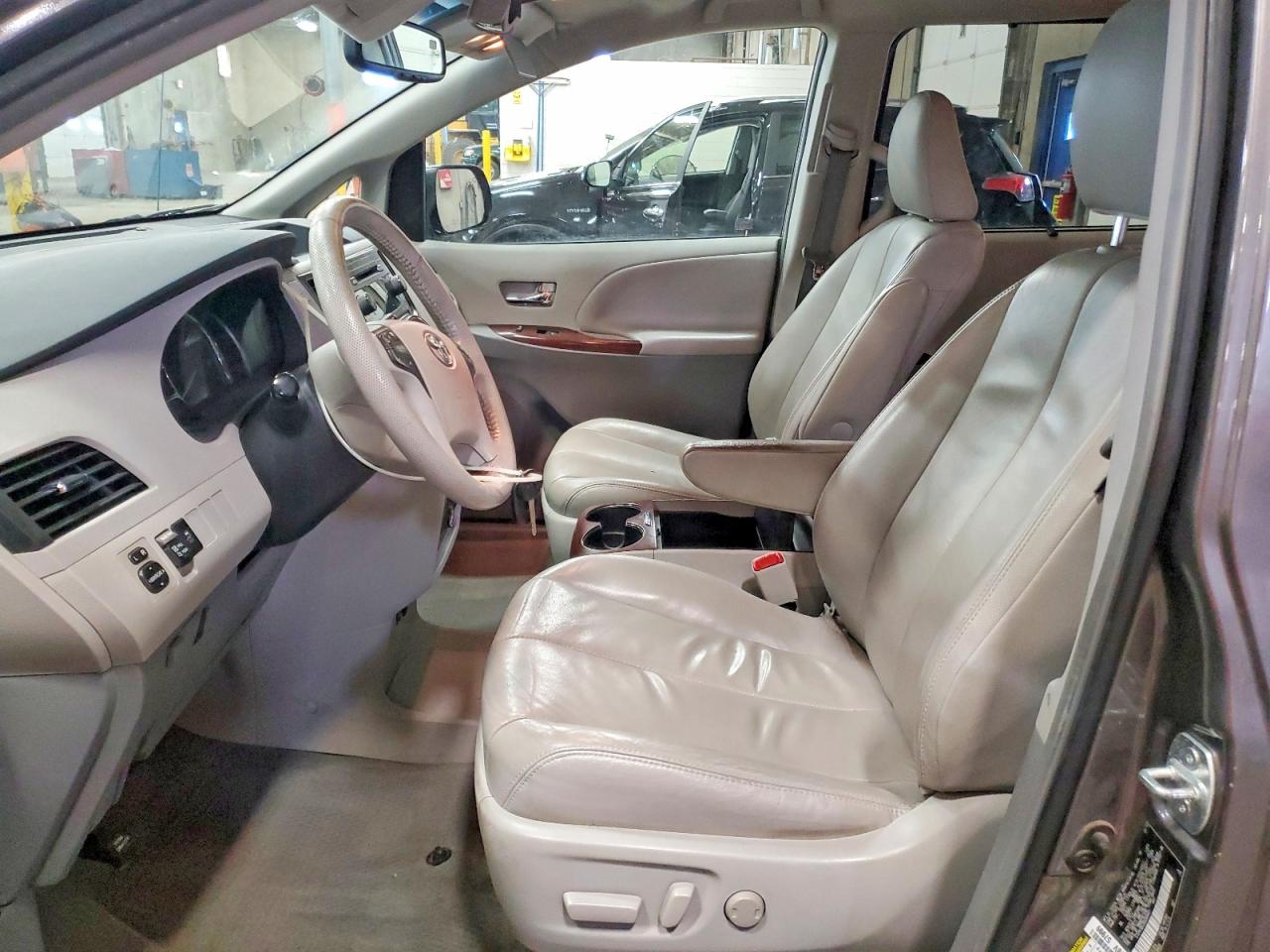 2013 TOYOTA SIENNA XLE 8-PASSENGER photo 13