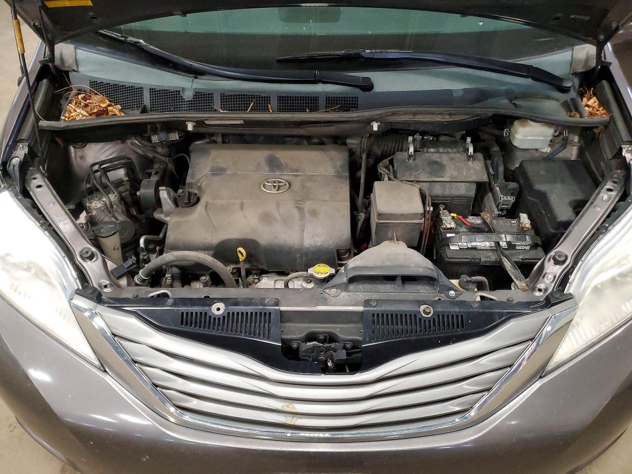 2013 TOYOTA SIENNA XLE 8-PASSENGER photo 23