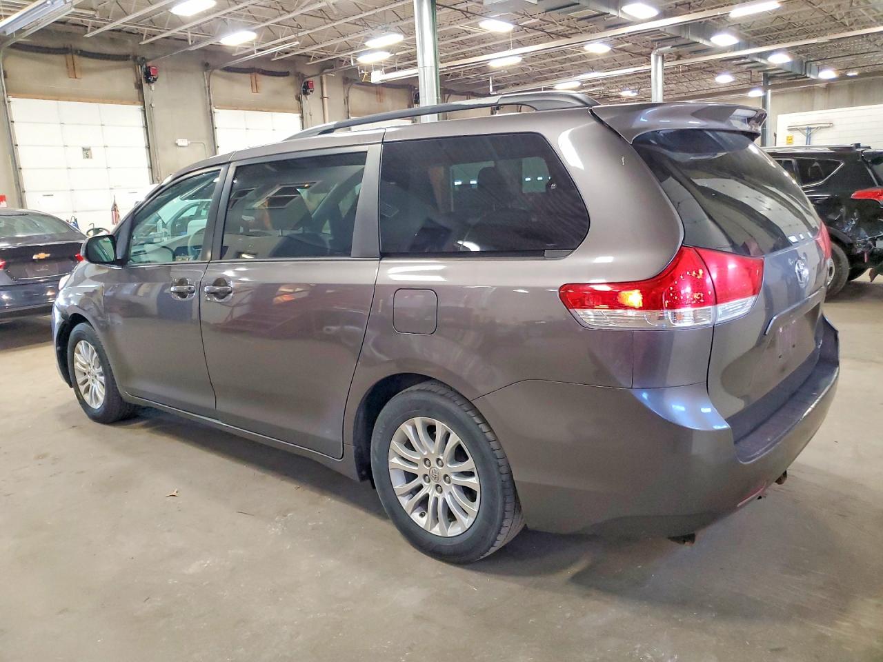 2013 TOYOTA SIENNA XLE 8-PASSENGER photo 3