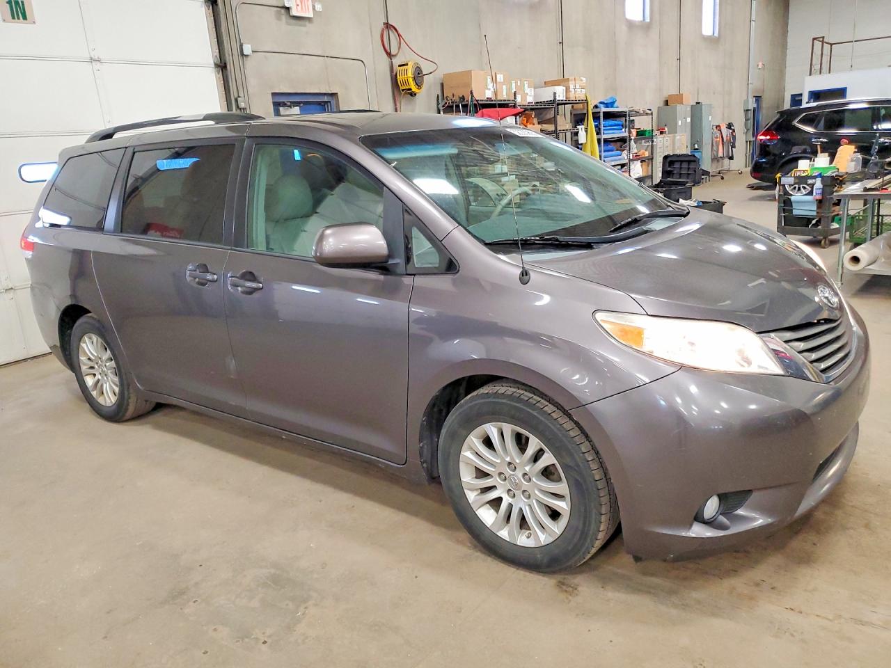 2013 TOYOTA SIENNA XLE 8-PASSENGER photo 7