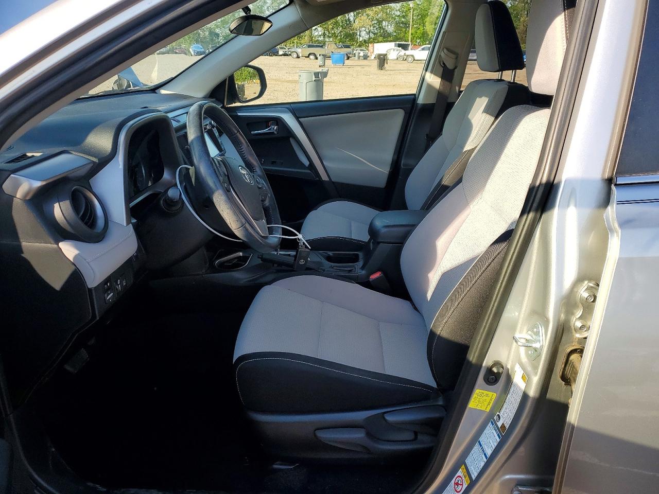 2018 TOYOTA RAV4 XLE photo 19