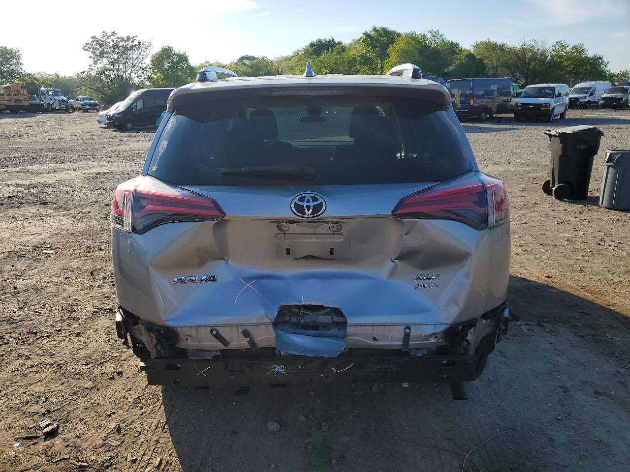 2018 TOYOTA RAV4 XLE photo 16
