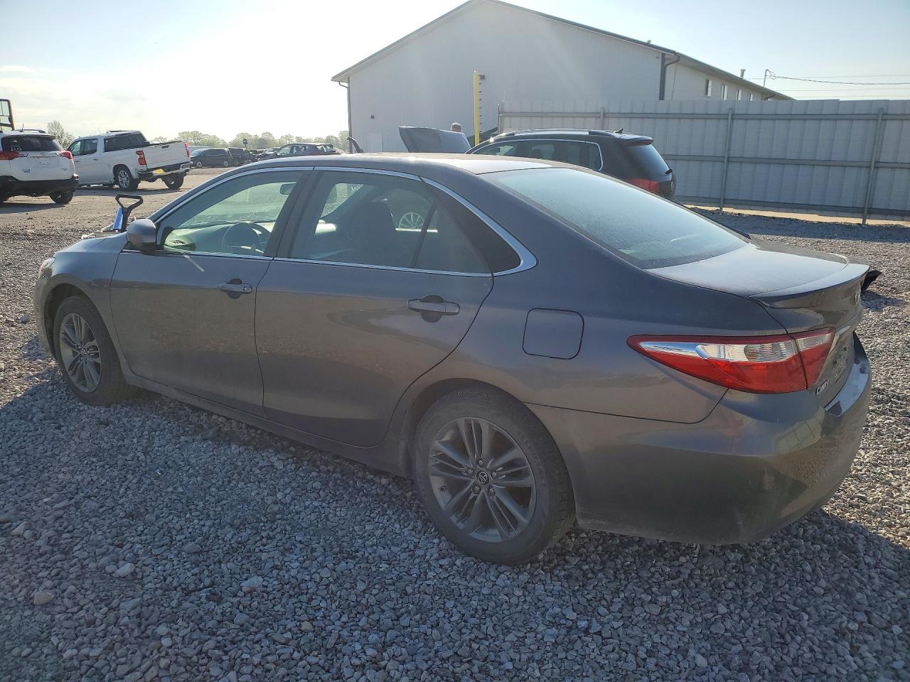 2017 TOYOTA CAMRY SE photo 3