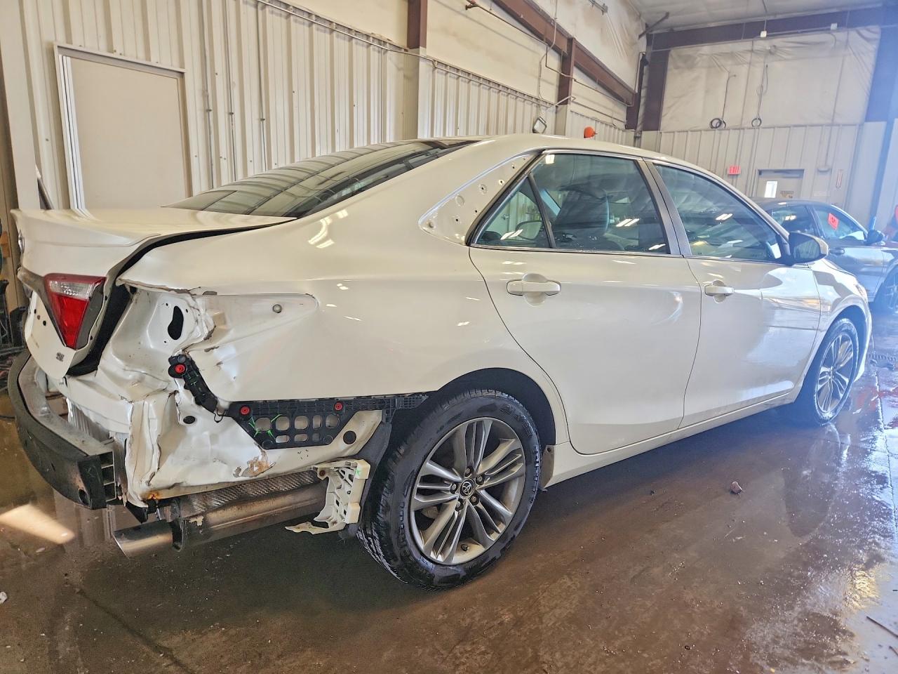 2015 TOYOTA CAMRY SE photo 3