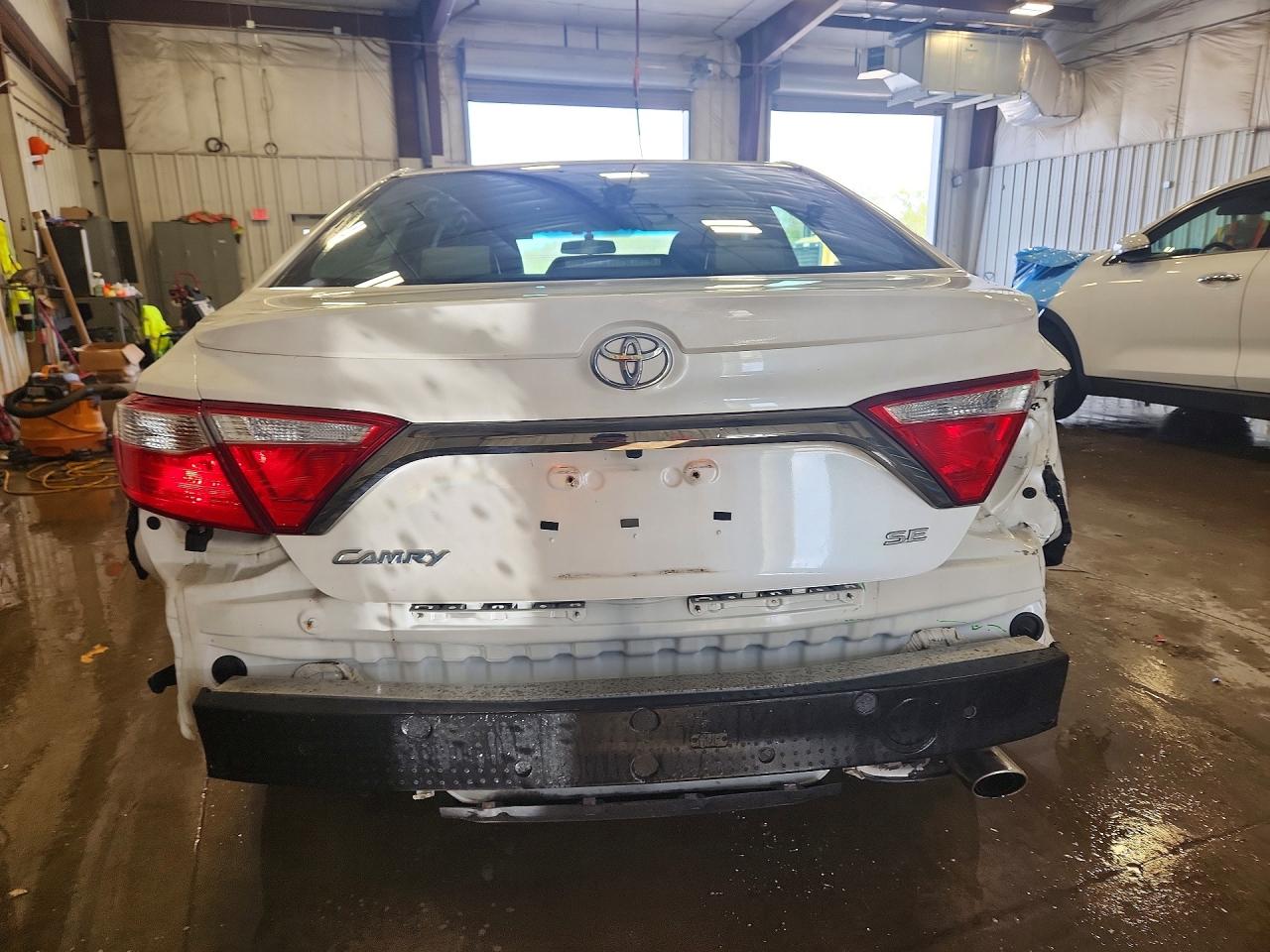 2015 TOYOTA CAMRY SE photo 6